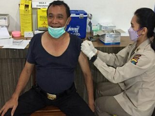 Seratus personel dan Aparatur Sipil Negara (ASN) yang bertugas di Polda Sumatera Utara (Sumut) menjalani vaksinasi Covid-19 di Bidang Kedokteran dan Kesehatan (Biddokkes) Polda Sumut, Senin (15/3/2021).