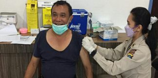 Seratus personel dan Aparatur Sipil Negara (ASN) yang bertugas di Polda Sumatera Utara (Sumut) menjalani vaksinasi Covid-19 di Bidang Kedokteran dan Kesehatan (Biddokkes) Polda Sumut, Senin (15/3/2021).