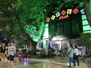 Kawasan pusat jajanan kuliner Merdeka Walk bakal direlokasi ke Jalan Ahmad Yani, Medan atau kawasan Kesawan. Relokasi ini masuk dalam rencana penataan kawasan Kesawan.