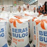Perusahaan Umum Badan Urusan Logistik (Perum Bulog) masih menyimpan ratusan ribu ton beras impor yang belum terpakai.