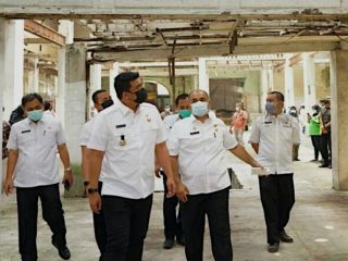 Walikota Medan, Muhammad Bobby Nasution saat mengunjungi Gedung Warenhuis di Jalan Hindu