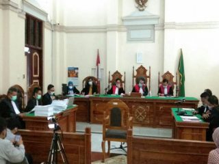 Jaksa Penuntut Umum KPK menuntut Mantan Bupati Labuhanbatu Utara (Labura), Kharuddin Syah alias H Buyung dengan tuntutan dua tahun penjara.