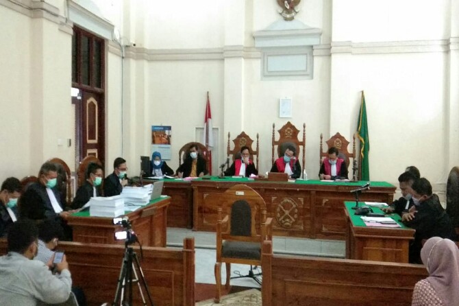 Jaksa Penuntut Umum KPK menuntut Mantan Bupati Labuhanbatu Utara (Labura), Kharuddin Syah alias H Buyung dengan tuntutan dua tahun penjara.