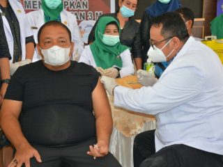 Bupati Langkat, Terbit Rencana PA melaksanakan vaksinasi pertama di Jentera Malay Rumdis Bupati Pangkat, Stabat, Kamis (18/3/2021).