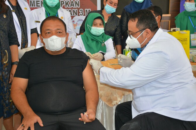 Bupati Langkat, Terbit Rencana PA melaksanakan vaksinasi pertama di Jentera Malay Rumdis Bupati Pangkat, Stabat, Kamis (18/3/2021).