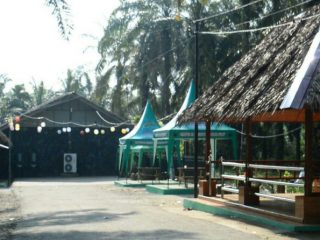 Penertiban Cafe dan Resto Star Fly di Dusun Tanjung Balai, Desa Beruam, Kecamatan Kuala, Kabupaten Langkat, Jumat (19/3/2021)