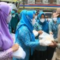 Tim Penggerak PKK dan Dharma Wanita Persatuan (DWP) Langkat menggelar aksi sosial, bagi-bagi nasi berkah kepada warga yang membutuhkan di beberapa titik di Kecamatan Kuala, Jumat (19/3/ 2021).