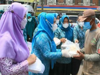 Tim Penggerak PKK dan Dharma Wanita Persatuan (DWP) Langkat menggelar aksi sosial, bagi-bagi nasi berkah kepada warga yang membutuhkan di beberapa titik di Kecamatan Kuala, Jumat (19/3/ 2021).