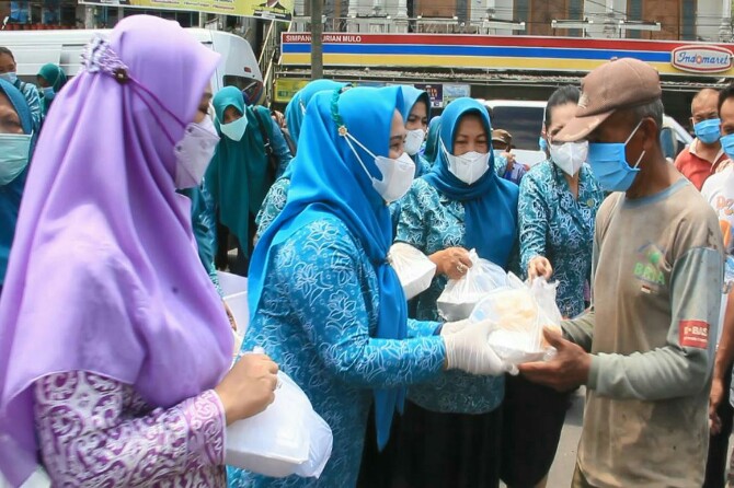 Tim Penggerak PKK dan Dharma Wanita Persatuan (DWP) Langkat menggelar aksi sosial, bagi-bagi nasi berkah kepada warga yang membutuhkan di beberapa titik di Kecamatan Kuala, Jumat (19/3/ 2021).