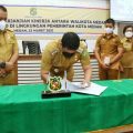Kepala Organisasi Perangkat Daerah (OPD) dan camat di lingkungan Pemko Medan menandatangani perjanjian kinerja dengan Wali Kota Medan, Muhammad Bobby Afif Nasution di Kantor Walikota Medan, Selasa (23/3/2021).