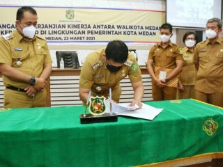 Kepala Organisasi Perangkat Daerah (OPD) dan camat di lingkungan Pemko Medan menandatangani perjanjian kinerja dengan Wali Kota Medan, Muhammad Bobby Afif Nasution di Kantor Walikota Medan, Selasa (23/3/2021).