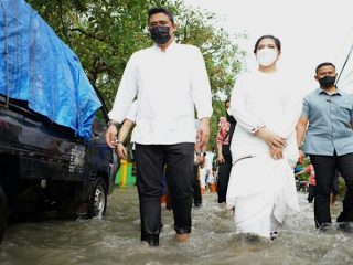 Walikota Medan, Muhammad Bobby Afif Nasution bersama Kahiyang Ayu meninjau banjir di Jalan Jahe, Perumnas Simalingkar, Kelurahan Mangga, Kecamatan Medan Tuntungan, Selasa sore (23/3/2021)