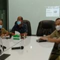 Wakil Bupati Langkat, Syah Afandin (tengah) sedang mengikuti zoom meeting terkait program Waste To Energy di Kantor Bupati Langkat, Selasa (23/3/2021)