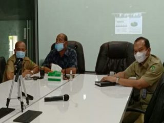 Wakil Bupati Langkat, Syah Afandin (tengah) sedang mengikuti zoom meeting terkait program Waste To Energy di Kantor Bupati Langkat, Selasa (23/3/2021)