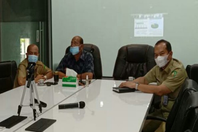 Wakil Bupati Langkat, Syah Afandin (tengah) sedang mengikuti zoom meeting terkait program Waste To Energy di Kantor Bupati Langkat, Selasa (23/3/2021)