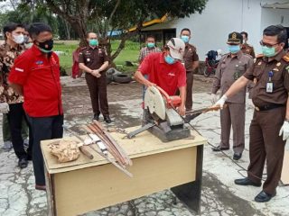 Kejaksaan Negeri (Kejari) Langkat memusnahkan barang bukti dan barang rampasan perkara pidana umum (pidum)