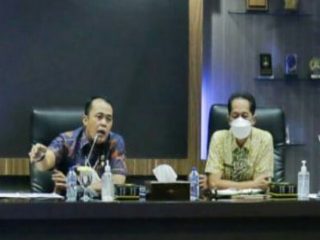 Wakil Walikota Medan, Aulia Rahman (batik biru) didampingi Kepala BPPRD Medan, Suherman saat memimpin evaluasi kinerja BPPRD Medan di Balai Kota, Kamis (25/3/2021)