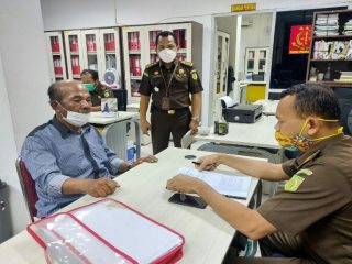 Eks Kepala Desa Partungko Naginjang, Kecamatan Harian, Kabupaten Samosir inisial BPP ditahan oleh penyidik pidana Khusus Kejaksaan Tinggi Sumatera Utara (Sumut).