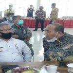 Wakil Bupati Langkat, Syah Afandin (pakai batik) berbincang dengan salah satu peserta rapat koordinasi yang diselenggarakan BPKP wilayah Sumut, Jumat(26/3/2021)