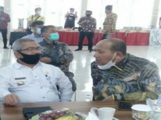 Wakil Bupati Langkat, Syah Afandin (pakai batik) berbincang dengan salah satu peserta rapat koordinasi yang diselenggarakan BPKP wilayah Sumut, Jumat(26/3/2021)