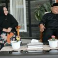 Bupati Langkat, Terbit Rencana PA didampingi istri, Tiorita saat di kediaman pribadinya.