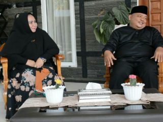 Bupati Langkat, Terbit Rencana PA didampingi istri, Tiorita saat di kediaman pribadinya.