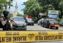 pelaku peledakan bom di depan Gereja Katedral Makassar diduga berjumlah dua orang