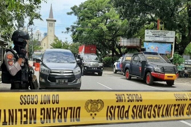 pelaku peledakan bom di depan Gereja Katedral Makassar diduga berjumlah dua orang