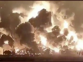 Kilang minyak milik PT Pertamina di Balongan, Indramayu, Jawa Barat, terbakar. Kebakaran diduga terjadi pada pukul 00.45 WIB, Senin (29/3/2021).
