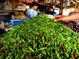 Dua Minggu menjelang bulan Ramadhan, mayoritas harga kebutuhan pokok di pasar tradisional Simpang Limun, Jalan SM Raja Medan, naik tipis, Senin (29/3/2021).