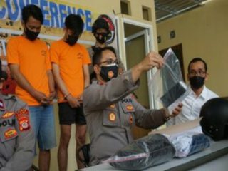 Dua pemuda yang merupakan siswa lembaga pelatihan kerja (LPK) dibekuk jajaran Satreskrim Polsek Sleman, Yogyakarta usai terlibat tindak penjambretan.