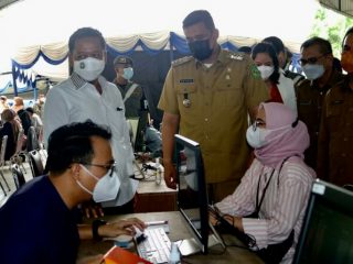 Wali Kota Medan, Muhammad Bobby Afif Nasution membuka Pelaksanaan Vaksinasi Massal Covid-19 terhadap 2.065 Dosen dan Tenaga Kependidikan (Tendik) Universitas Sumatera Utara (USU), di Gedung Pancasila, Senin (29/3/2021).