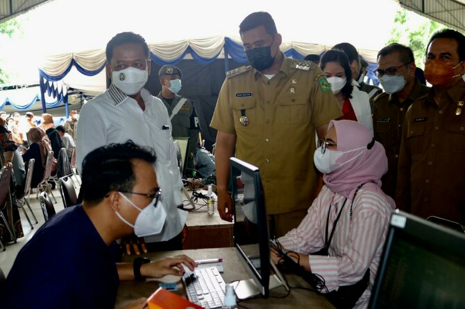 Wali Kota Medan, Muhammad Bobby Afif Nasution membuka Pelaksanaan Vaksinasi Massal Covid-19 terhadap 2.065 Dosen dan Tenaga Kependidikan (Tendik) Universitas Sumatera Utara (USU), di Gedung Pancasila, Senin (29/3/2021).