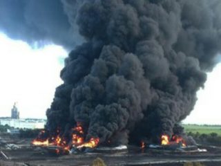 Kebakaran kilang minyak Pertamina RU VI Balongan, Indramayu, Jawa Barat, sejak Senin (29/3/2021)