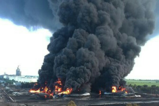 Kebakaran kilang minyak Pertamina RU VI Balongan, Indramayu, Jawa Barat, sejak Senin (29/3/2021)