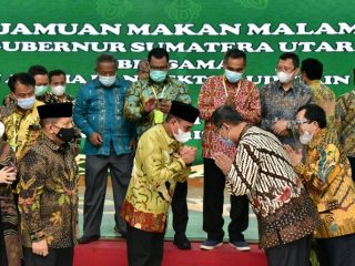 Gubsu Edy Rahmayadi menyapa Direktur Diktis Kemenag, Prof Suyitno didampingi Rektor UIN Sumut Prof Syahrin Harahap di Aula Tengku Rizal Nurdin, Gubernuran, Senin (29/3/2021) malam.