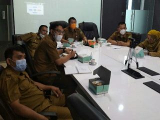 Sekdakab Langkat, Indra Salahudin (masker orange) mengikuti rapat dengan Gubsu secara virtual, Selasa (30/3/2021)