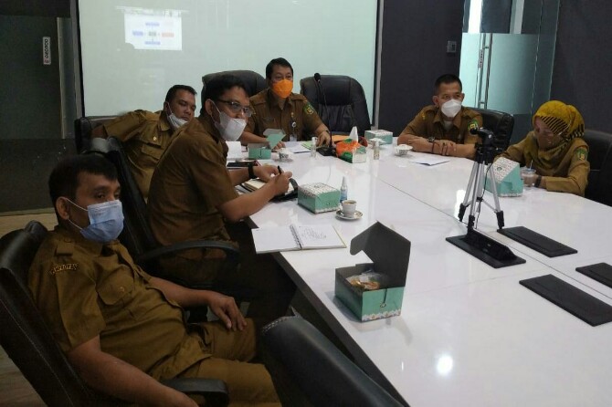 Sekdakab Langkat, Indra Salahudin (masker orange) mengikuti rapat dengan Gubsu secara virtual, Selasa (30/3/2021)