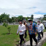 Gubernur Sumut Edy Rahmayadi bersama Gubernur Jawa Barat Ridwan Kamil usai melaksanakan salat Zuhur di rumah dinas gubernur Jalan Jenderal Sudirman Medan, Rabu (31/3/2021).