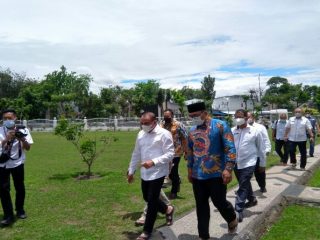 Gubernur Sumut Edy Rahmayadi bersama Gubernur Jawa Barat Ridwan Kamil usai melaksanakan salat Zuhur di rumah dinas gubernur Jalan Jenderal Sudirman Medan, Rabu (31/3/2021).