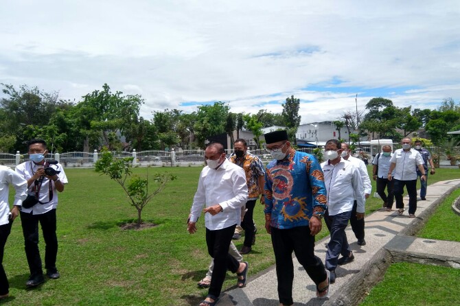 Gubernur Sumut Edy Rahmayadi bersama Gubernur Jawa Barat Ridwan Kamil usai melaksanakan salat Zuhur di rumah dinas gubernur Jalan Jenderal Sudirman Medan, Rabu (31/3/2021).