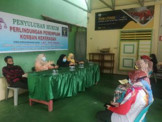 Lembaga Bantuan Hukum Asosiasi Perempuan Indonesia untuk Keadilan (LBH Apik) Medan bersinergi dengan Yayasan Fajar Sejahtera Indonesia (YAFSI) memberikan penyuluhan hukum terhadap perlindungan perempuan korban kekerasan, di Kelurahan Amplas, Kamis (1/4).