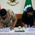 Wali Kota Medan, Muhammad Bobby Afif Nasution dan Rektor Universitas Sumatera Utara (USU), Dr. Muryanto Amin menandatangani Nota Kesepahaman antara Pemko Medan dengan Universitas Sumatera Utara (USU) di Gedung Rektorat USU, Kamis (1/3/2021).