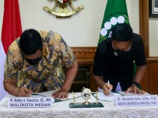 Wali Kota Medan, Muhammad Bobby Afif Nasution dan Rektor Universitas Sumatera Utara (USU), Dr. Muryanto Amin menandatangani Nota Kesepahaman antara Pemko Medan dengan Universitas Sumatera Utara (USU) di Gedung Rektorat USU, Kamis (1/3/2021).