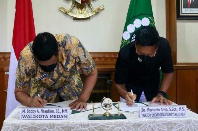 Wali Kota Medan, Muhammad Bobby Afif Nasution dan Rektor Universitas Sumatera Utara (USU), Dr. Muryanto Amin menandatangani Nota Kesepahaman antara Pemko Medan dengan Universitas Sumatera Utara (USU) di Gedung Rektorat USU, Kamis (1/3/2021).