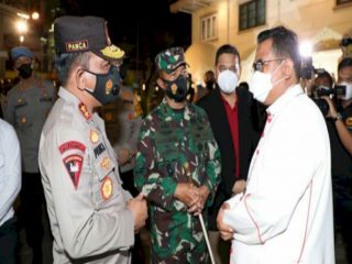 Kapolda Sumut Irjen Pol RZ Panca Putra Simanjuntak, bersama Pangdam I/BB Mayjen TNI Hasanuddin, meninjau Gereja Katedral, Jalan Pemuda, Kecamatan Medan Maimun, Kamis (1/4/2021) malam.