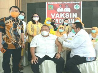 Bupati Langkat, Terbit Rencana PA yang melaksanakan vaksin tahap II di Jentera Malay Rumah Dinas Bupati Langkat, Kamis (1/4/2021).