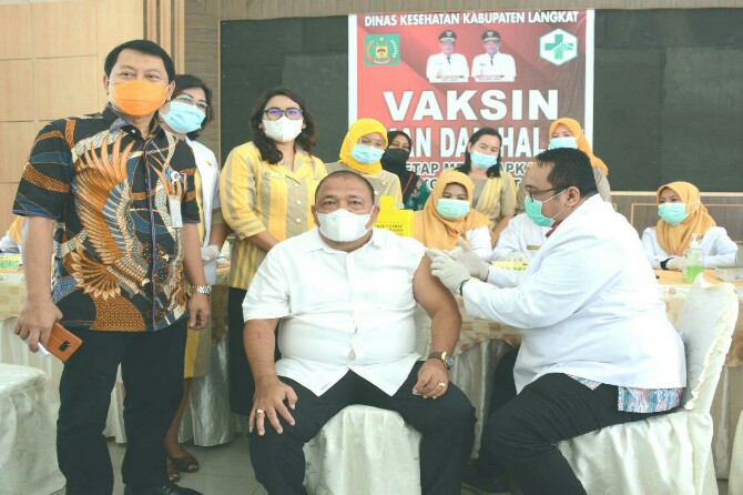 Bupati Langkat, Terbit Rencana PA yang melaksanakan vaksin tahap II di Jentera Malay Rumah Dinas Bupati Langkat, Kamis (1/4/2021).