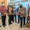 Wakil Bupati, Syah Afandin bersama Wakil Walikota Binjai, Amir Hamzah memukul gong tanda dibukanya Muscab ke-II PERADI Langkat-Binjai, Sabtu (3/4/2021)