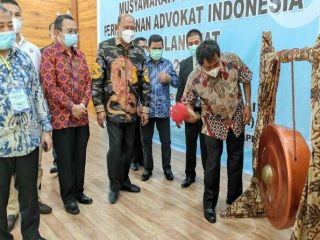 Wakil Bupati, Syah Afandin bersama Wakil Walikota Binjai, Amir Hamzah memukul gong tanda dibukanya Muscab ke-II PERADI Langkat-Binjai, Sabtu (3/4/2021)